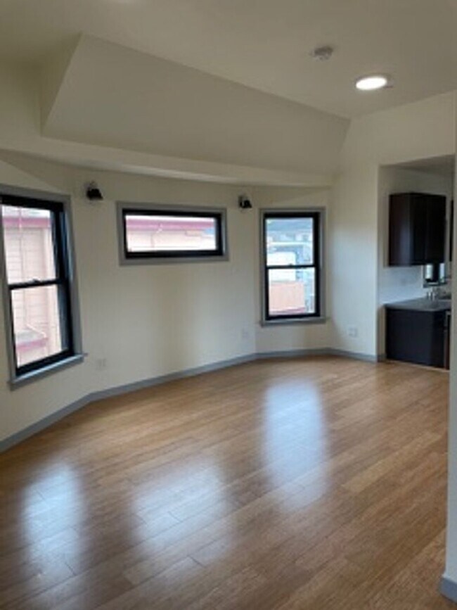 Building Photo - Please call Shami at (415) 225-2543 to sch...