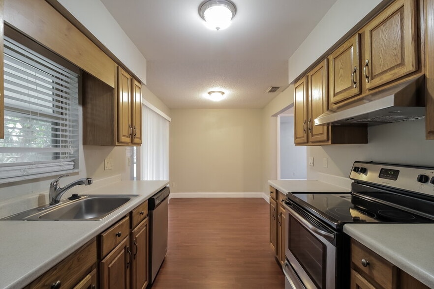 Building Photo - 13900 Lena St