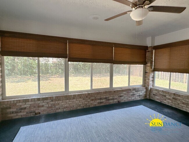 Building Photo - Stunning 3 Bedroom Home in Navarre