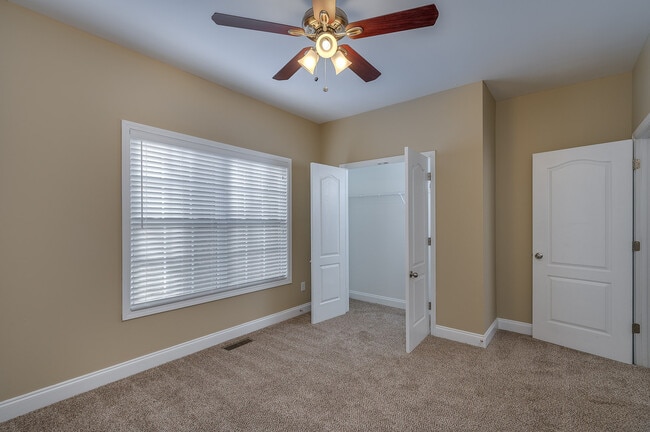Building Photo - Huge 2 Homes in 1 with 2 full kitchens