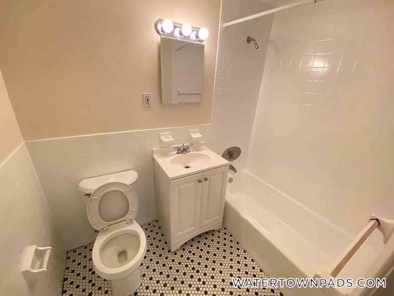 Building Photo - 24 Whites Ave