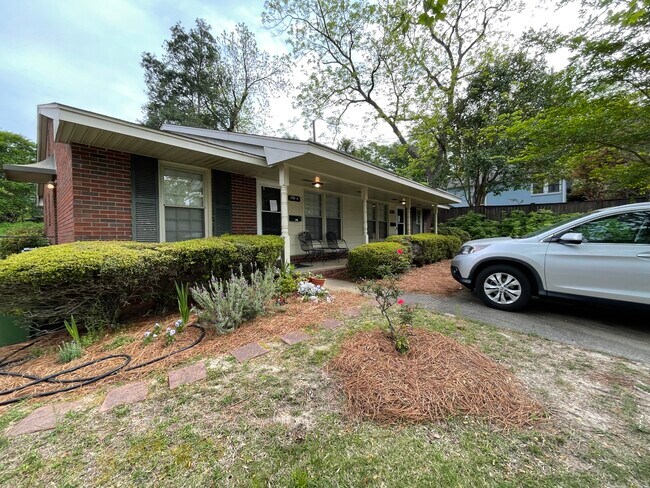 A drive and entrance - 2105 Young St
