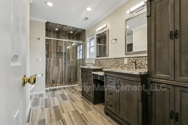 Building Photo - 979 Holbrook Dr