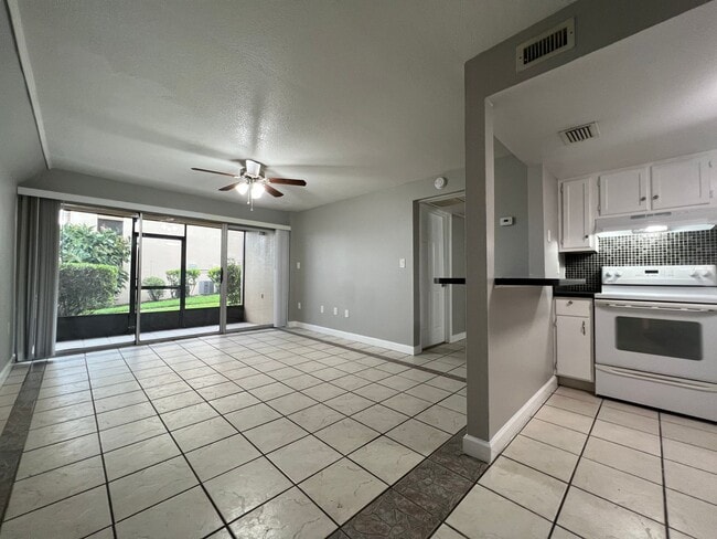 Building Photo - Altamonte Springs 1/1 Condo ~ Lakefront Community ~ Great Amenities!!