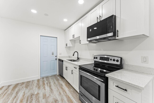 Building Photo - 134 SW 14th Ave