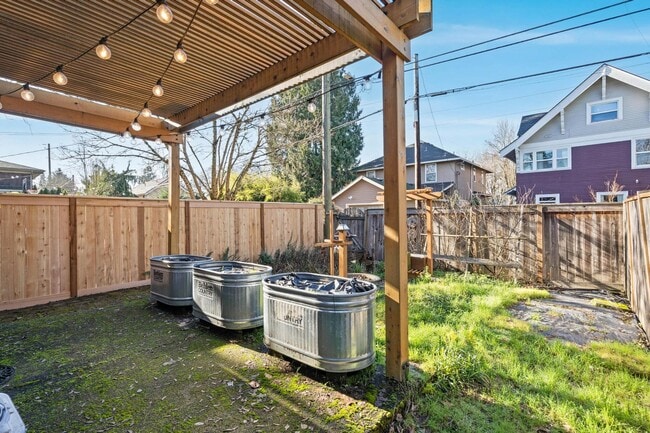 Building Photo - Beautiful 3-bdrm/2.5-bath contemporary craft home w/ lots of character. A/C, fireplace, fenced ba...