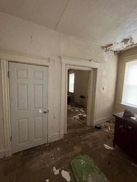 Building Photo - 5601 Lotus Ave