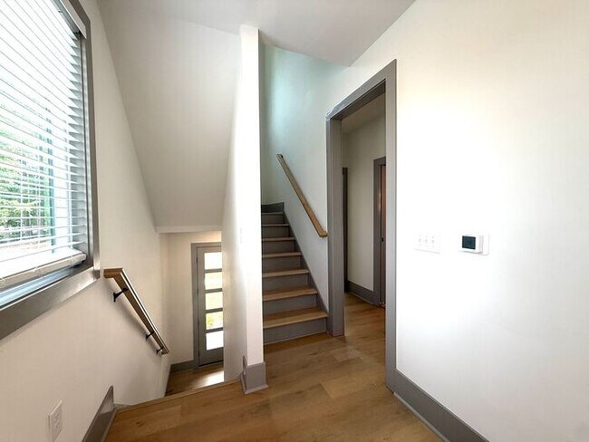Building Photo - Modern 4-Bed / 4 Bath Townhome with Fireplace, Outdoor Spaces & Fenced Yard – Inside the Beltline...