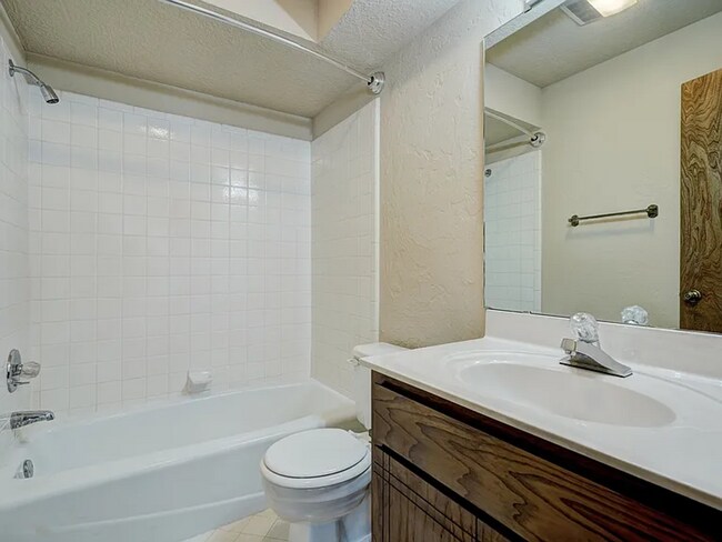 Building Photo - Beautiful 3bed/3bath Townhome Available in Westside Norman!!