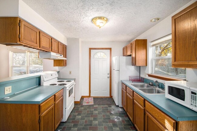 Building Photo - 528 Avon St