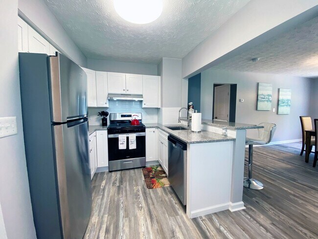 Building Photo - 3 Bed and 1 Bath Colonial for Rent in Oakwood Villiage!