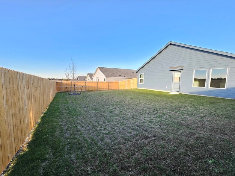 Large Backyard - View 1 - 302 Asterwood Ln