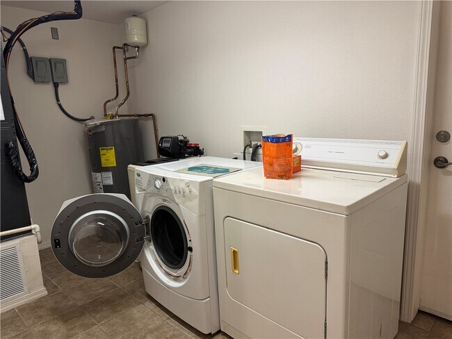 Building Photo - 3340 Landon Dr W