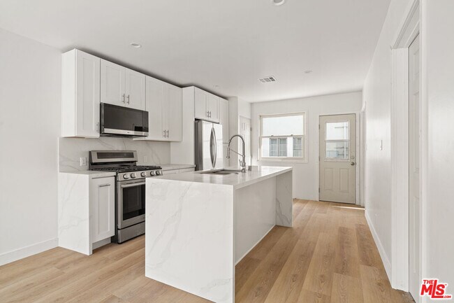 Building Photo - 820 3rd St