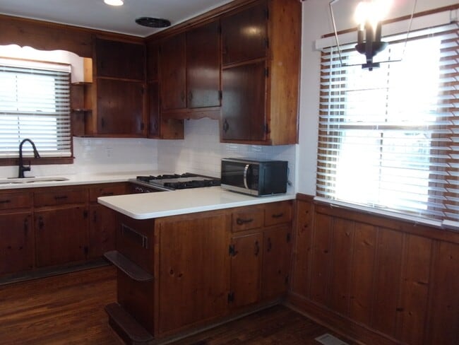 Building Photo - 304 Oak Dr