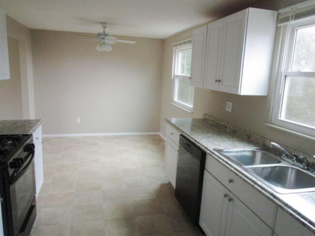 Building Photo - Spacious 3-Bedroom 1.5 bath Home with Fenc...