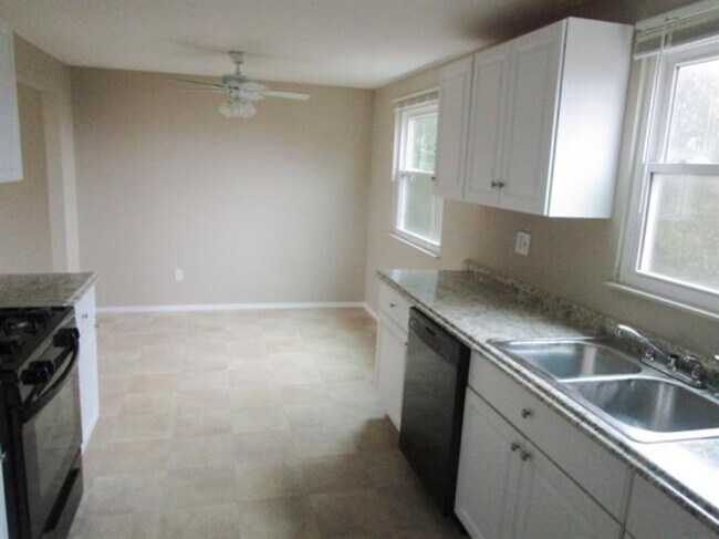 Building Photo - Spacious 3-Bedroom 1.5 bath Home with Fenced Yard & Garage – Ready for You!