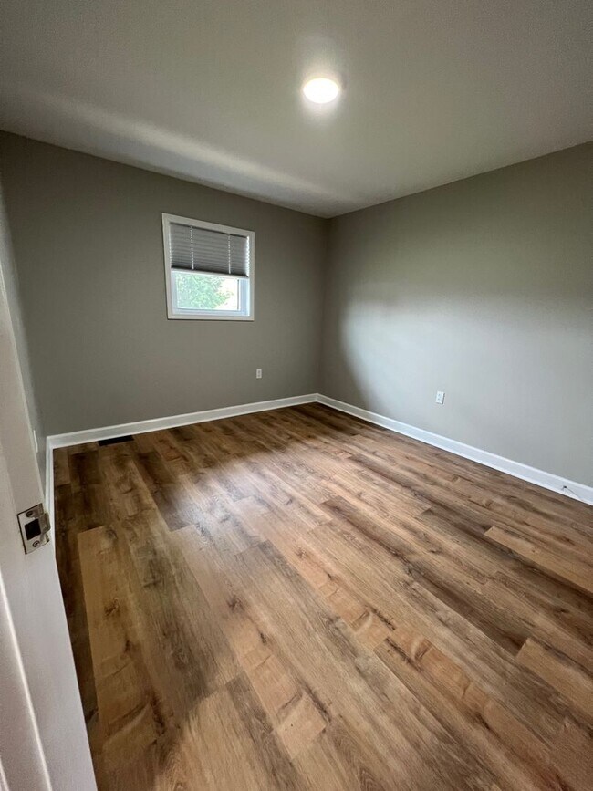 Building Photo - 2 Bedroom/1.5 Bath Townhouse Kingsport TN