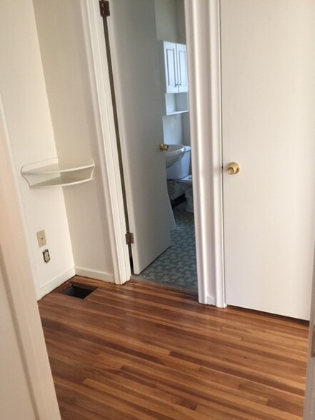 Hallway & Bath entrance - 1672 Ford Pkwy