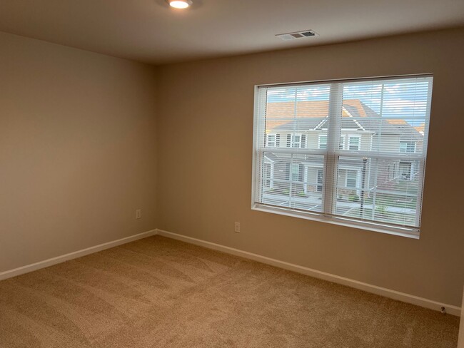 Building Photo - End Unit Columbia Townhome w/ Community Pool!