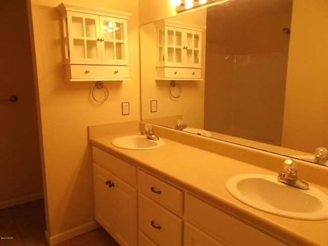 Building Photo - Cozy 3Bed/2Ba Home, Conveniently Located! *1/2 OFF Security Deposit for Active-Duty Military!!*