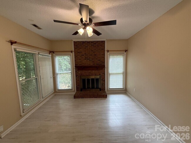Building Photo - 9423 Fairmead Dr