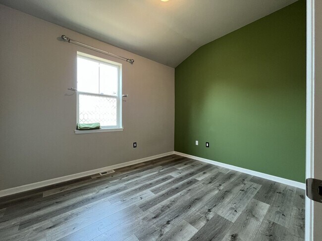 Building Photo - Distinctive 3-Story Tigard Townhouse with Stainless Steel Kitchen, Vaulted Ceilings & Attached 2-...