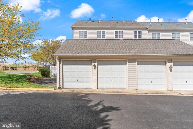 Building Photo - 42465 Regal Wood Dr