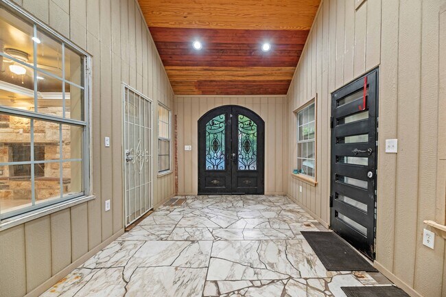 ENTRY - 606 W Pembroke Ave