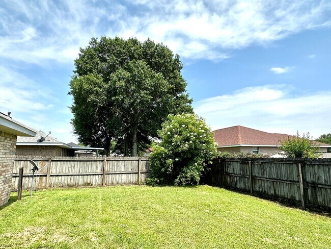 Building Photo - Spacious 3 bd/2 ba Open Floor Plan Home fo...
