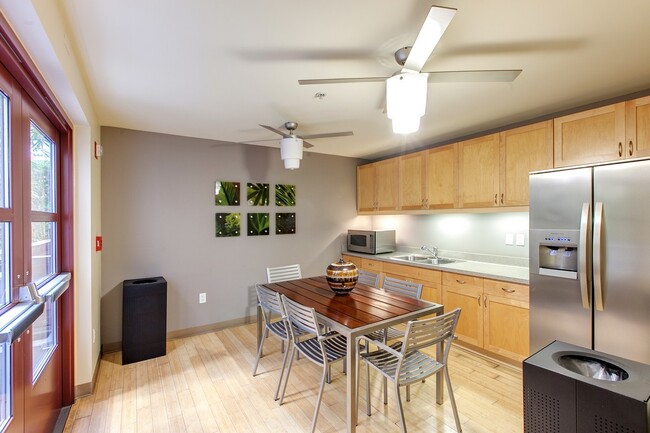 Building Photo - East Village 2 bedroom 2 bath condo in Met...