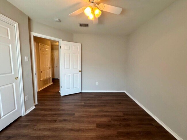 Building Photo - 1508 Highland Dr