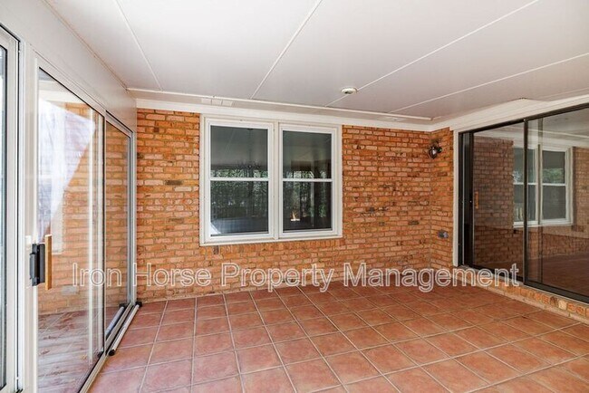 Building Photo - 1060 Windbrooke Ct