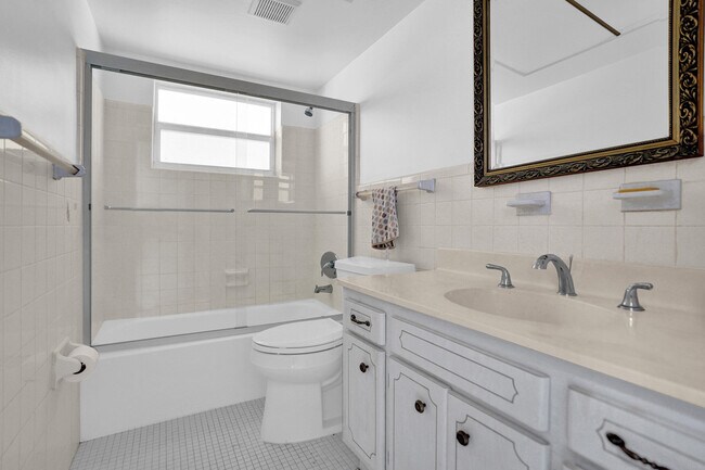 Building Photo - 2755 NE 28th Ave