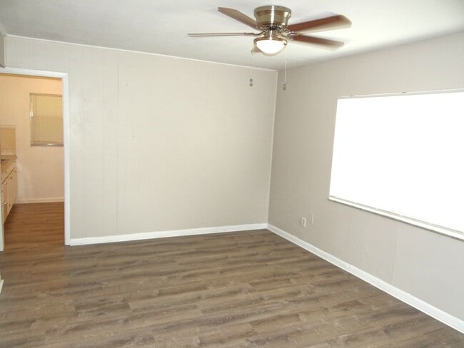Building Photo - 3 Bedroom, 1 bath home - Just renovated