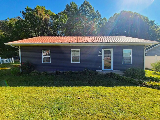 Building Photo - Charming 3 Bedroom, 1 Bathroom home in Winston Salem