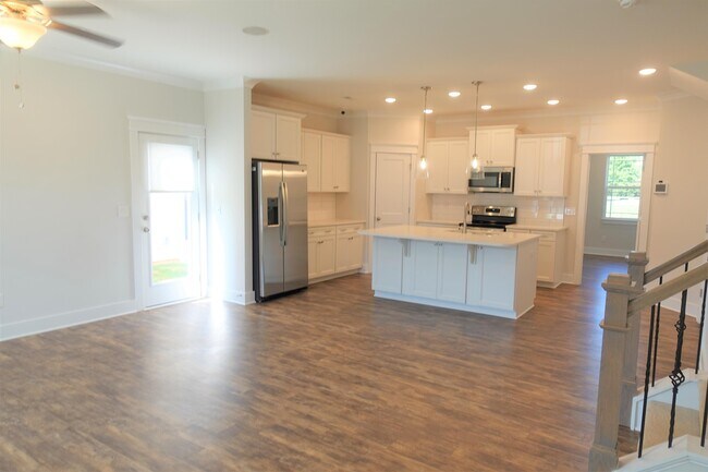 Building Photo - 160 Xander Dr