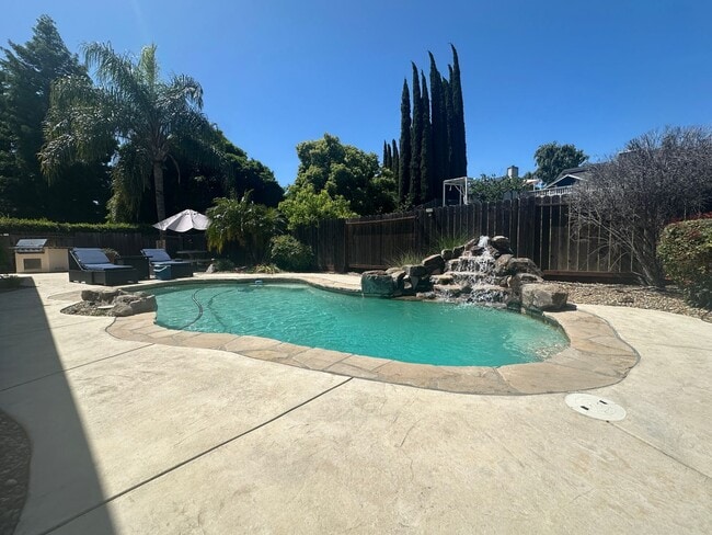 Building Photo - Gorgeous single story with Pool!
