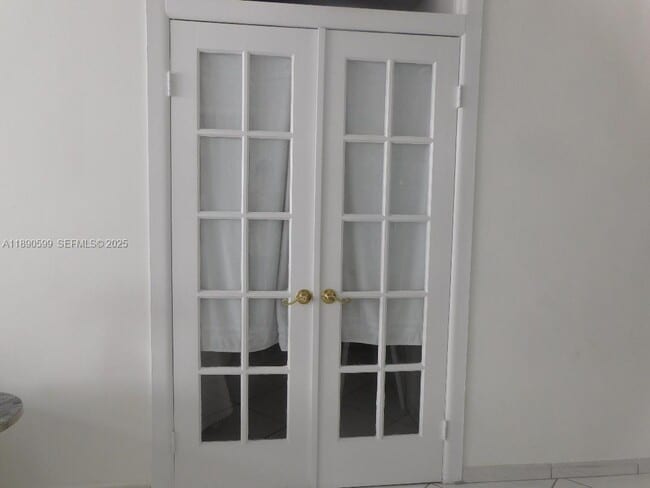 Building Photo - 5005 Collins Ave