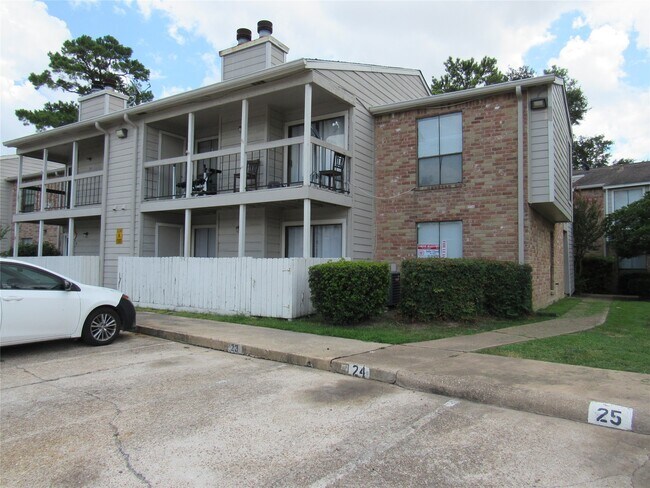 Building Photo - 17331 Red Oak Dr