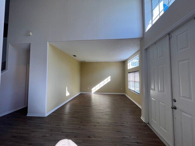 Building Photo - Stunning 2 story home features 4 bedrooms,...