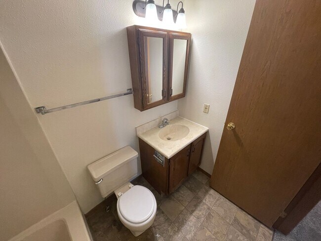 Building Photo - Very spacious 2 bed, 2 bath 4-plex unit lo...