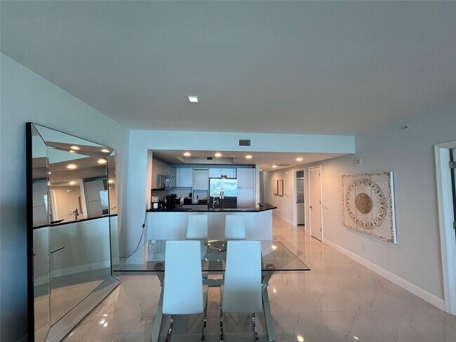 Building Photo - 2650 Lake Shore Dr