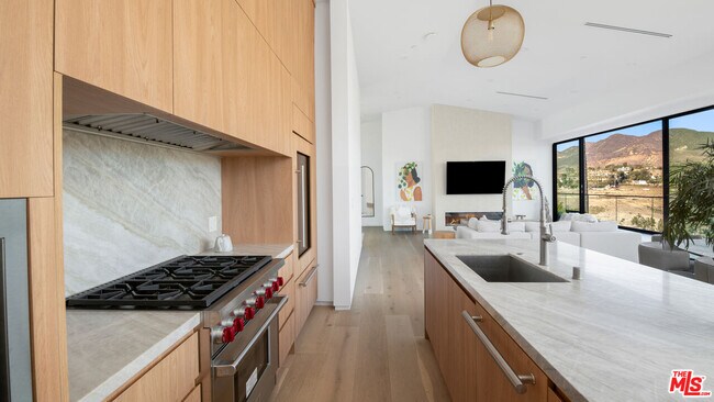Building Photo - 6656 Dume Dr