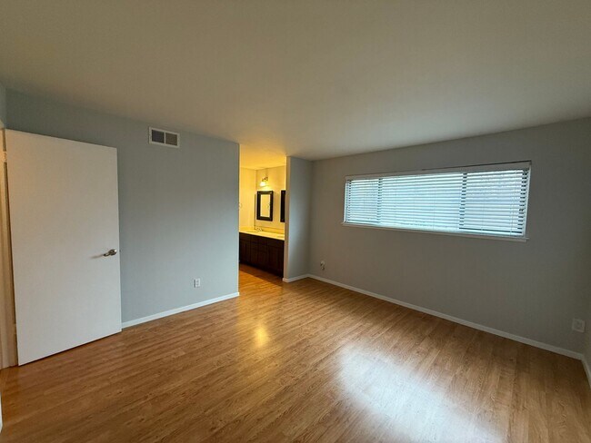 Building Photo - 3 bed 2.5 bath townhome available now!