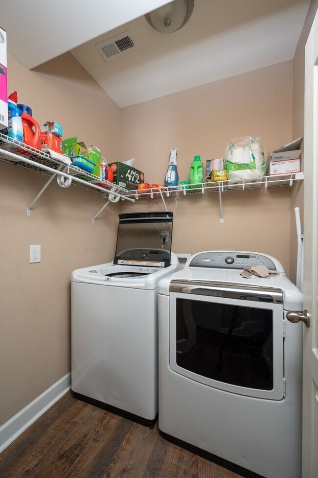 Building Photo - **WELL MAINTAINED, 2016-BUILT HOME IN DESI...