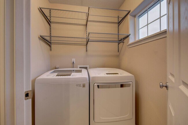 Building Photo - Bethany Single Family Home 4 Bed + Office 2.5 Bath!