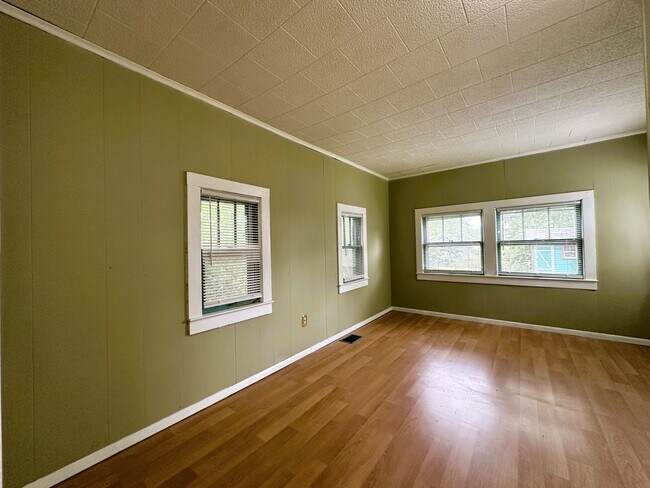 Building Photo - Beautiful, Historic House! Hardwood Floors, Full Basement, Detached Garage; W/D, Pets Ok!