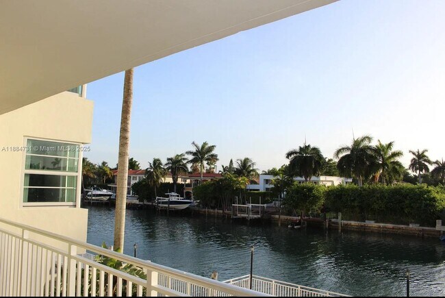 Building Photo - 9500 W Bay Harbor Dr
