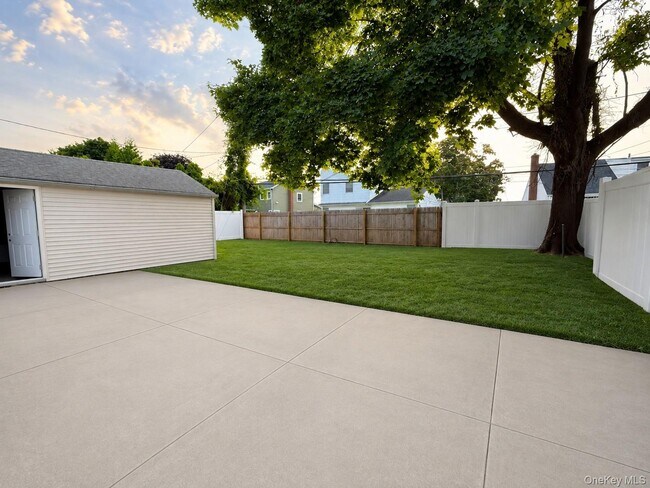 Building Photo - 9 Stanford Ln